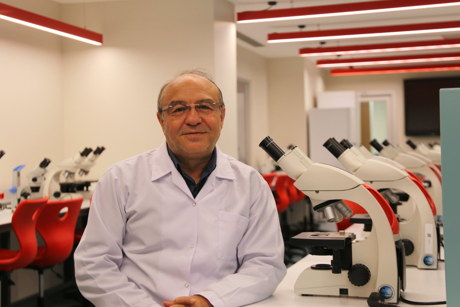 Üsküdar Üniversitesi Öğretim Üyesi Prof. Dr. Muhsin Konuk'un laboratuvar görseli