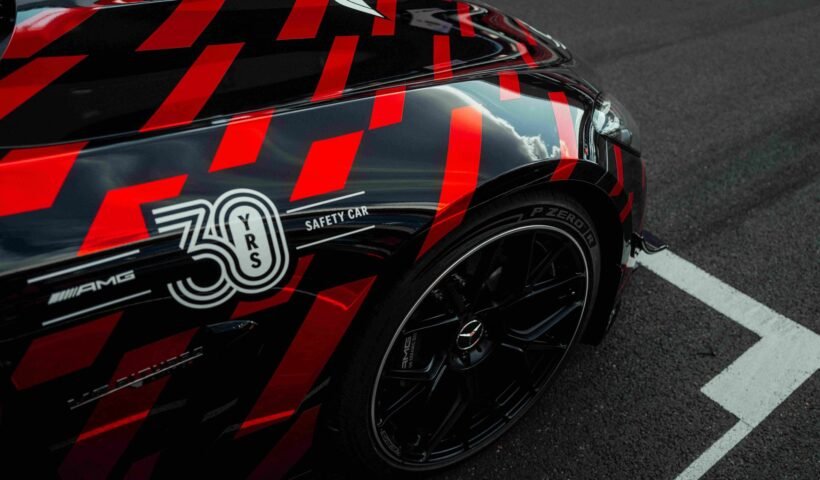 Mercedes-AMG GT 63 PRO 4MATIC+ F1 Güvenlik Aracı'nın P Zero R lastiğini ve araç gövdesini gösteren yakın çekim