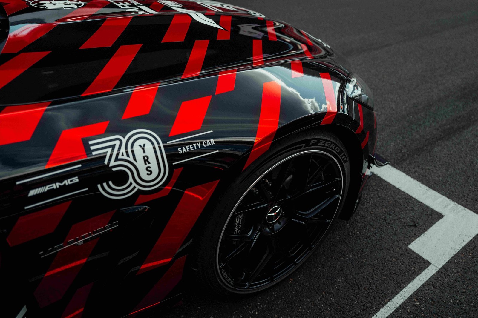 Mercedes-AMG GT 63 PRO 4MATIC+ F1 Güvenlik Aracı'nın P Zero R lastiğini ve araç gövdesini gösteren yakın çekim