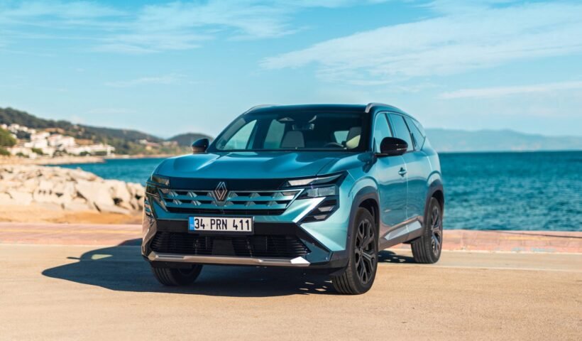 Yeni Renault Boreal'in dağlık bir arazide önden görünümü