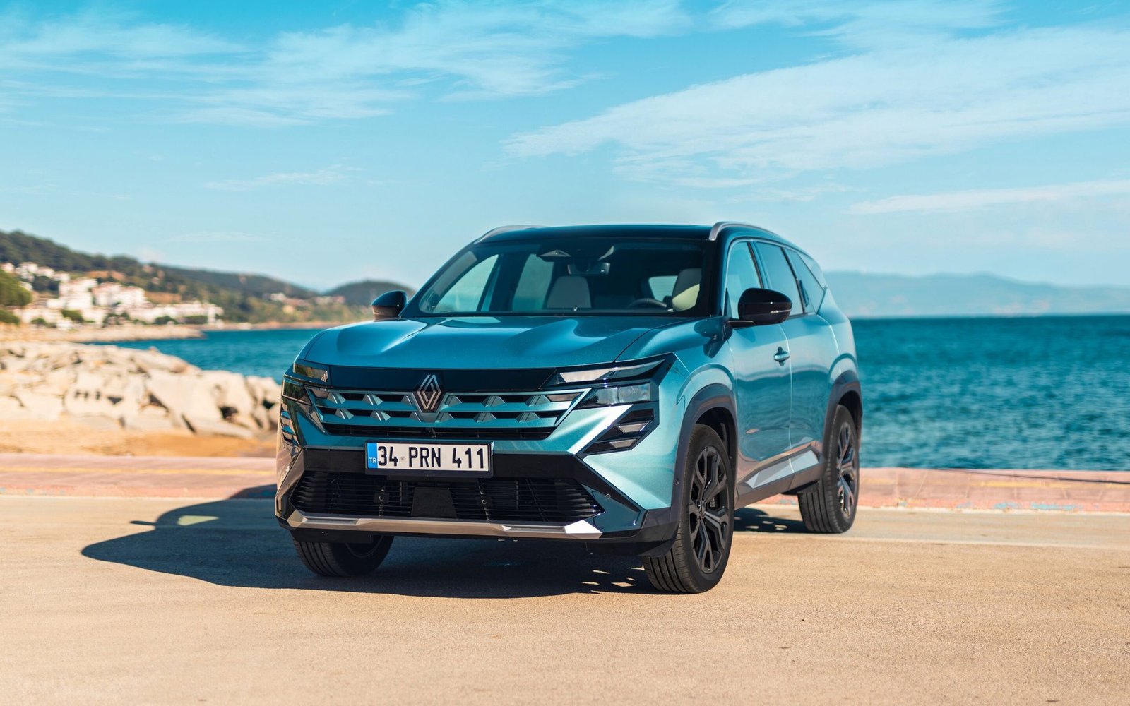 Yeni Renault Boreal'in dağlık bir arazide önden görünümü