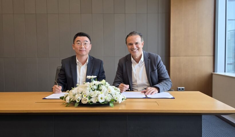 Teknosa CEO'su M. Öget Kantarcı ve Samsung Electronics Türkiye CEO'su Billy Kim, iş birliği anlaşmasını imzalarken