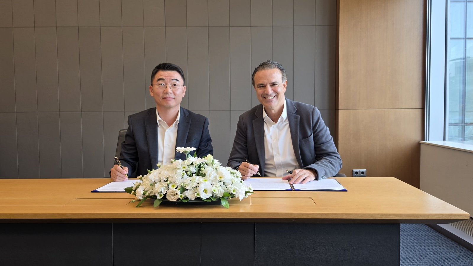 Teknosa CEO'su M. Öget Kantarcı ve Samsung Electronics Türkiye CEO'su Billy Kim, iş birliği anlaşmasını imzalarken