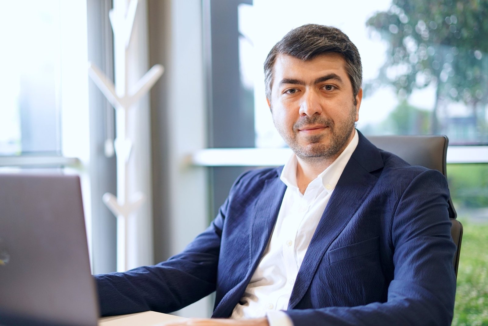 Complead Kurucu ve CEO'su Fatih Coşkun'un ofiste çekilmiş fotoğrafı