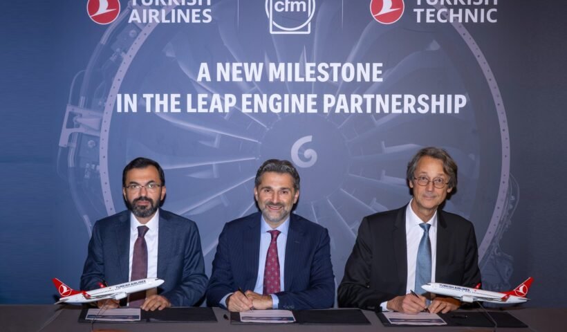 Türk Hava Yolları ve CFM International yöneticileri LEAP-1B motor anlaşmasını imzalarken