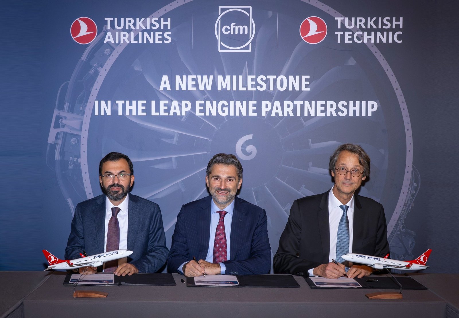 Türk Hava Yolları ve CFM International yöneticileri LEAP-1B motor anlaşmasını imzalarken