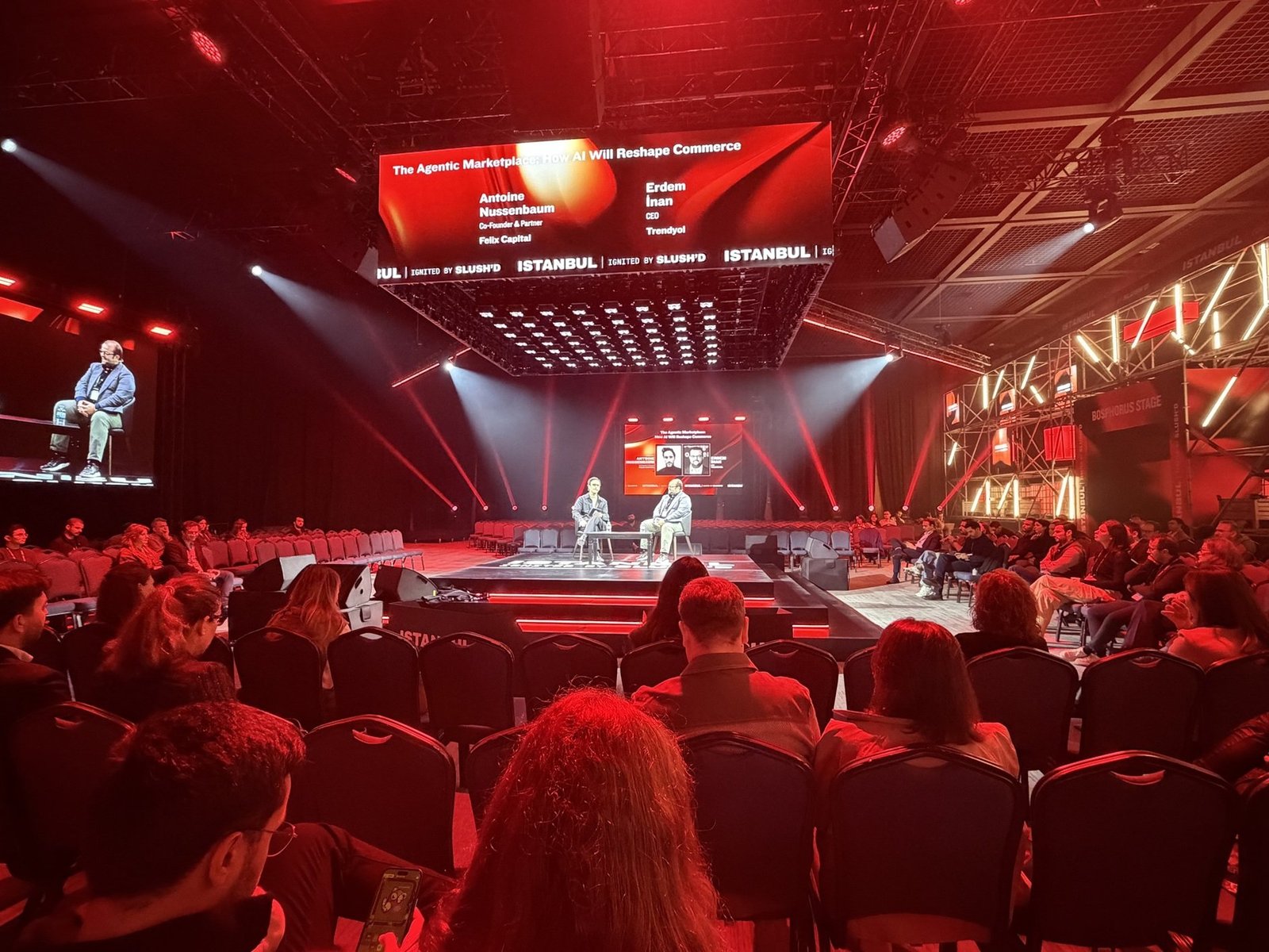 Trendyol Grubu CEO'su Erdem İnan'ın Slush'D İstanbul etkinliğindeki panel konuşmasından bir sahne