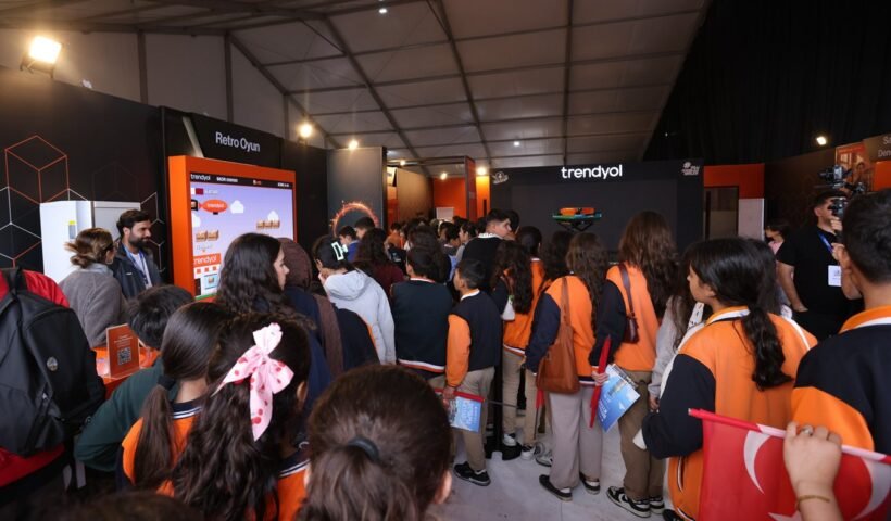 Trendyol'un TEKNOFEST Güneydoğu 2026 standını ziyaret eden öğrenciler