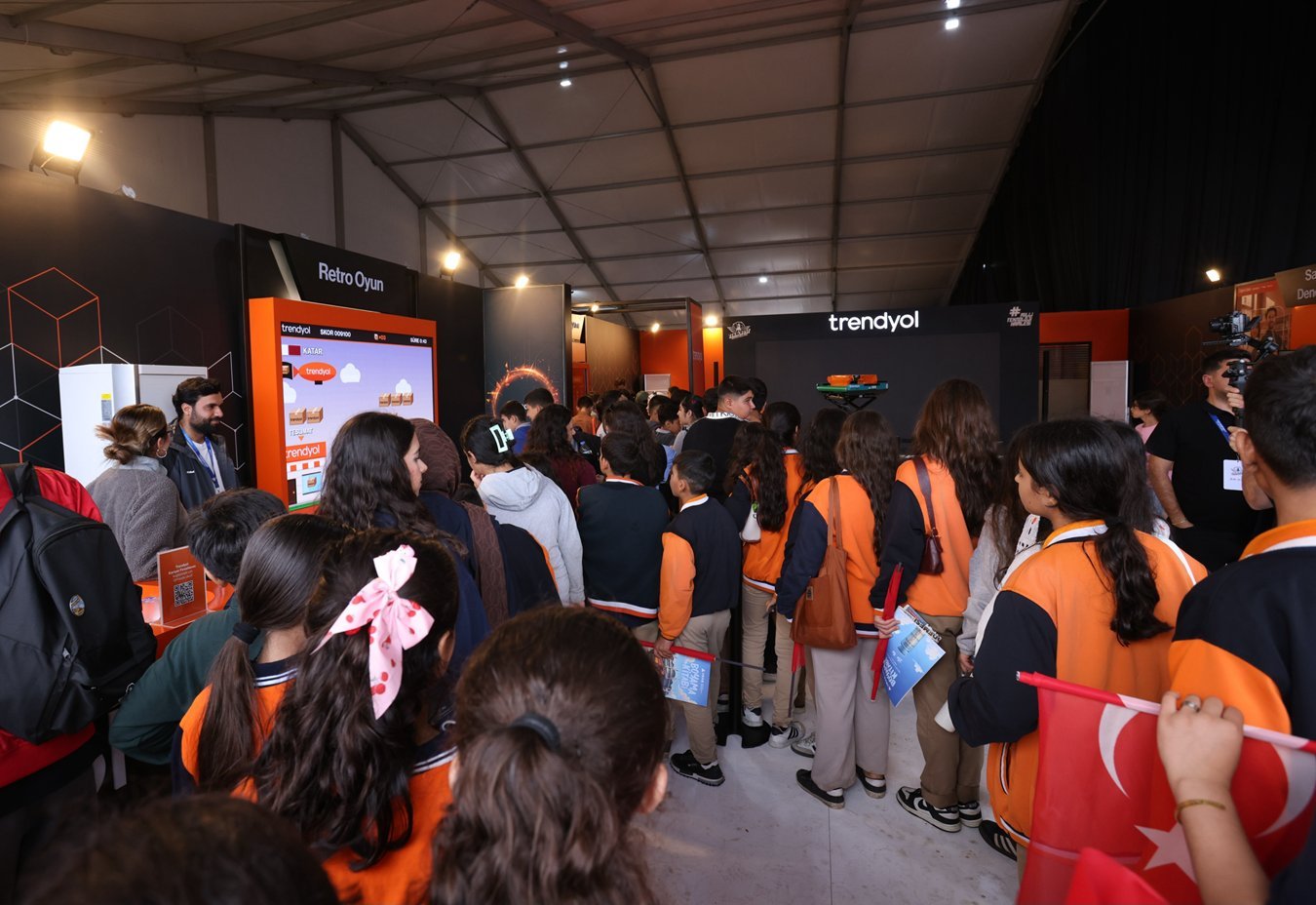 Trendyol'un TEKNOFEST Güneydoğu 2026 standını ziyaret eden öğrenciler