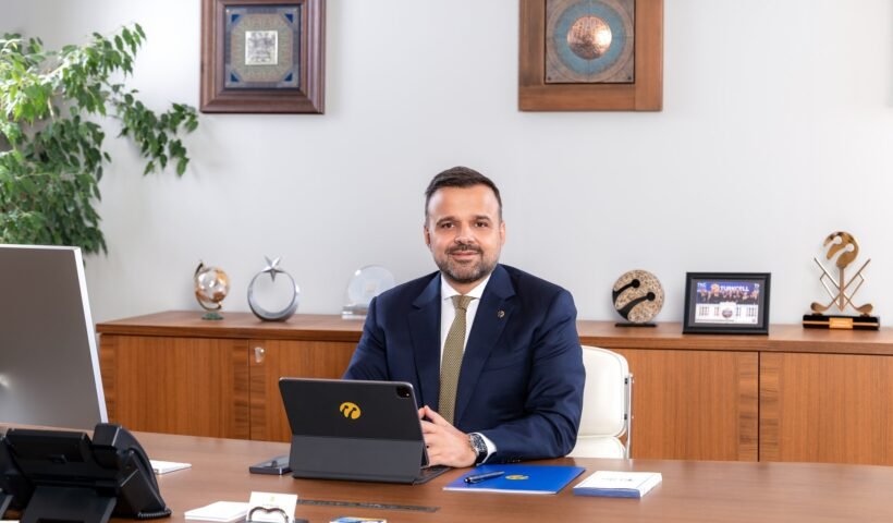 Turkcell Genel Müdürü Dr. Ali Taha Koç'u ofisinde gösteren portre fotoğrafı