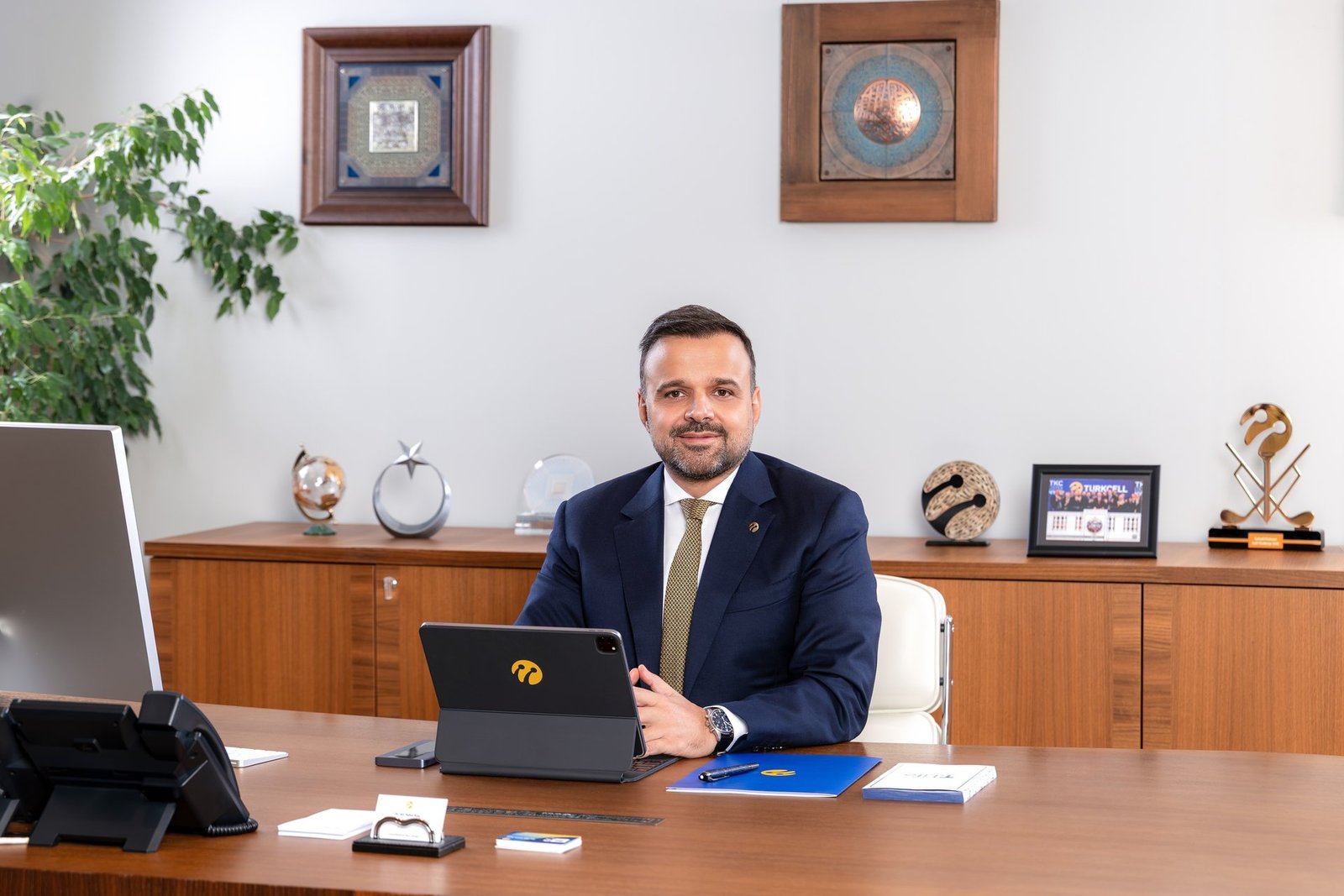 Turkcell Genel Müdürü Dr. Ali Taha Koç'u ofisinde gösteren portre fotoğrafı