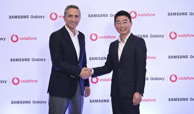 Vodafone ve Samsung yöneticilerinin 5G işbirliği anlaşmasını duyurduğu basın toplantısından bir kare