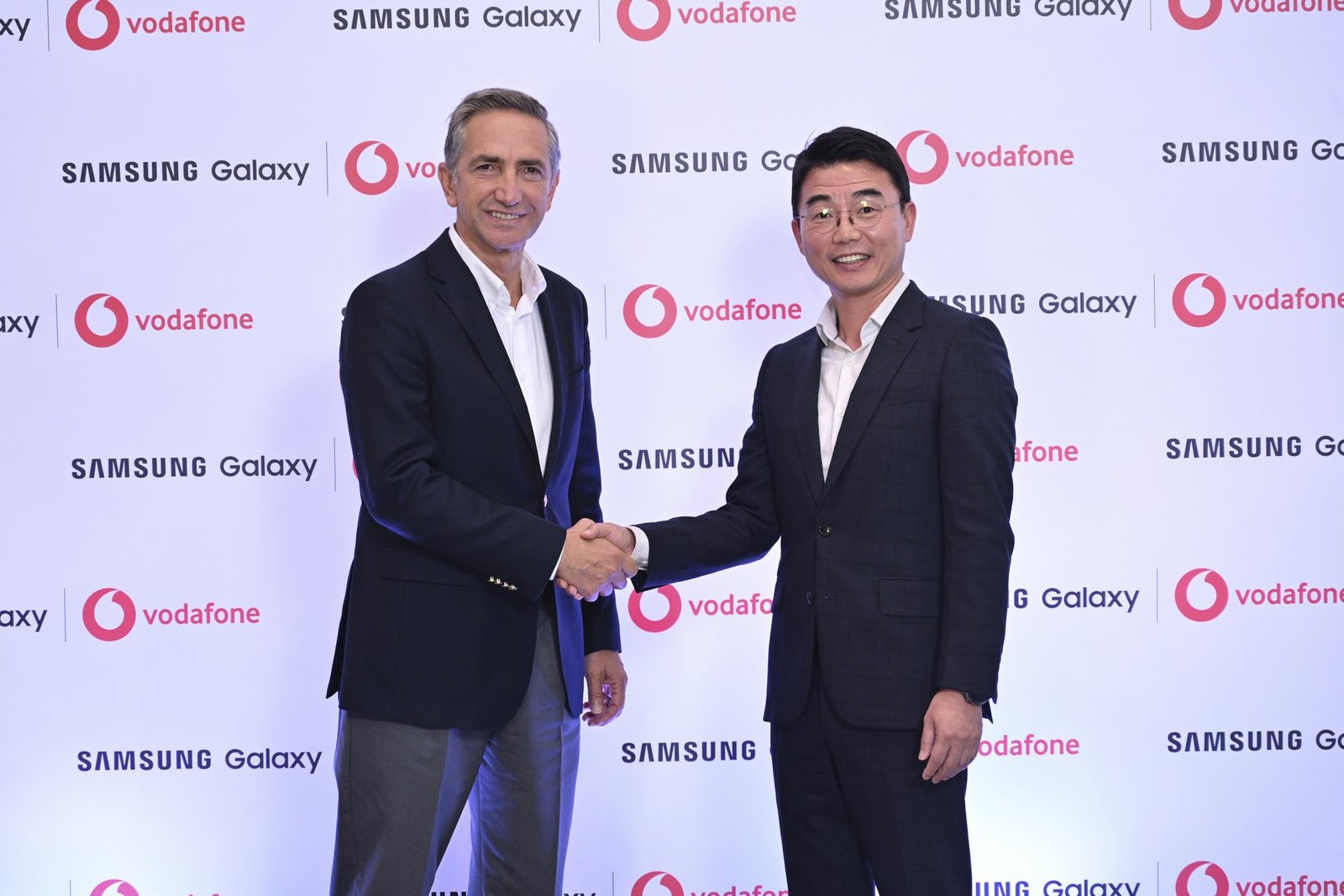 Vodafone ve Samsung yöneticilerinin 5G işbirliği anlaşmasını duyurduğu basın toplantısından bir kare