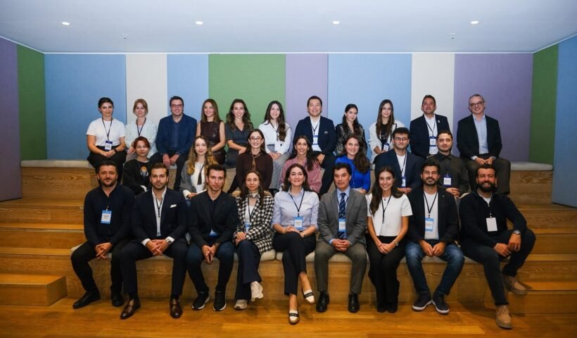Workup AStart programının ikinci döneminden mezun olan girişimcilerin katıldığı Founders Network etkinliğinden toplu fotoğraf